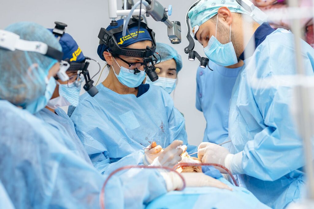 30 операцій військовим за 4 дні: у Франківську канадські та американські хірурги завершили місію «Face the Future»