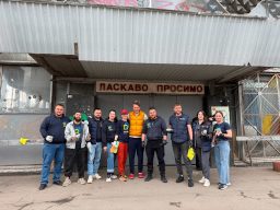 Команда RAZOM  долучилась до толоки на Житньому ринку в Києві