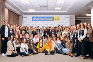 На днях у Києві відбулася третя щорічна конференція грантерів Razom for Ukraine — «Razom Сильніші 3.0». Подія зібрала понад 200 представників громадських та благодійних організацій, які працюють із громадами, ветеранами, молоддю, освітою та відбудовою.