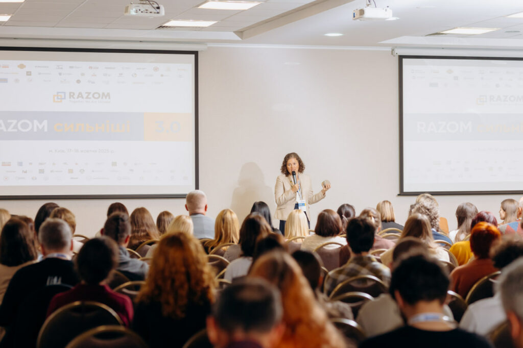 На днях у Києві відбулася третя щорічна конференція грантерів Razom for Ukraine — «Razom Сильніші 3.0». Подія зібрала понад 200 представників громадських та благодійних організацій, які працюють із громадами, ветеранами, молоддю, освітою та відбудовою.