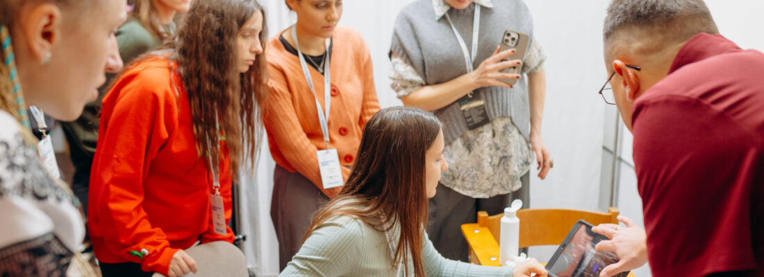 Під час дискусій медична спільнота наголосила на необхідності переходу від стихійного навчання до структурованої, стандартизованої підготовки. Було підкреслено, що саме наставництво — робота лікаря під наглядом досвідченого фахівця та виконання визначеної кількості практичних кейсів — є ключем до формування справжньої клінічної компетентності. Як зазначила сімейна лікарка й фахівчиня з ультразвукової діагностики Оксана Ількова, без наставництва УЗД залишається навичкою «на папері», а не інструментом прийняття рішень. Тому учасники форуму наголосили на потребі створення системи навчання, яка охоплюватиме різні рівні медичної допомоги — як у мирних, так і у військових умовах. Великий блок форума був присвячений військовій медицині. Лікарі відзначили критичну потребу у впровадженні державних стандартів підготовки бойових медиків, які включатимуть протоколи FAST, алгоритми діагностики травм, чітко визначені правила проведення блокад та інші процедури, що виконуються у польових умовах. При цьому важливо забезпечити не лише навчання, а й післянавчальний супровід: доступ до обладнання, консультативну підтримку тренерів, можливість дистанційного зв’язку. Директорка Навчального центру «Еллінг» Оксана Попова підкреслила, що результативність бойового медика визначається не тільки якістю його первинного навчання, а й тим, чи має він ресурс для подальшої професійної підтримки.