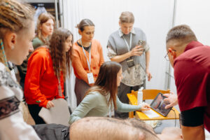 Під час дискусій медична спільнота наголосила на необхідності переходу від стихійного навчання до структурованої, стандартизованої підготовки. Було підкреслено, що саме наставництво — робота лікаря під наглядом досвідченого фахівця та виконання визначеної кількості практичних кейсів — є ключем до формування справжньої клінічної компетентності. Як зазначила сімейна лікарка й фахівчиня з ультразвукової діагностики Оксана Ількова, без наставництва УЗД залишається навичкою «на папері», а не інструментом прийняття рішень. Тому учасники форуму наголосили на потребі створення системи навчання, яка охоплюватиме різні рівні медичної допомоги — як у мирних, так і у військових умовах. Великий блок форума був присвячений військовій медицині. Лікарі відзначили критичну потребу у впровадженні державних стандартів підготовки бойових медиків, які включатимуть протоколи FAST, алгоритми діагностики травм, чітко визначені правила проведення блокад та інші процедури, що виконуються у польових умовах. При цьому важливо забезпечити не лише навчання, а й післянавчальний супровід: доступ до обладнання, консультативну підтримку тренерів, можливість дистанційного зв’язку. Директорка Навчального центру «Еллінг» Оксана Попова підкреслила, що результативність бойового медика визначається не тільки якістю його первинного навчання, а й тим, чи має він ресурс для подальшої професійної підтримки.