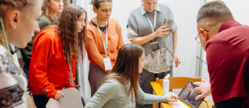 Під час дискусій медична спільнота наголосила на необхідності переходу від стихійного навчання до структурованої, стандартизованої підготовки. Було підкреслено, що саме наставництво — робота лікаря під наглядом досвідченого фахівця та виконання визначеної кількості практичних кейсів — є ключем до формування справжньої клінічної компетентності. Як зазначила сімейна лікарка й фахівчиня з ультразвукової діагностики Оксана Ількова, без наставництва УЗД залишається навичкою «на папері», а не інструментом прийняття рішень. Тому учасники форуму наголосили на потребі створення системи навчання, яка охоплюватиме різні рівні медичної допомоги — як у мирних, так і у військових умовах. Великий блок форума був присвячений військовій медицині. Лікарі відзначили критичну потребу у впровадженні державних стандартів підготовки бойових медиків, які включатимуть протоколи FAST, алгоритми діагностики травм, чітко визначені правила проведення блокад та інші процедури, що виконуються у польових умовах. При цьому важливо забезпечити не лише навчання, а й післянавчальний супровід: доступ до обладнання, консультативну підтримку тренерів, можливість дистанційного зв’язку. Директорка Навчального центру «Еллінг» Оксана Попова підкреслила, що результативність бойового медика визначається не тільки якістю його первинного навчання, а й тим, чи має він ресурс для подальшої професійної підтримки.