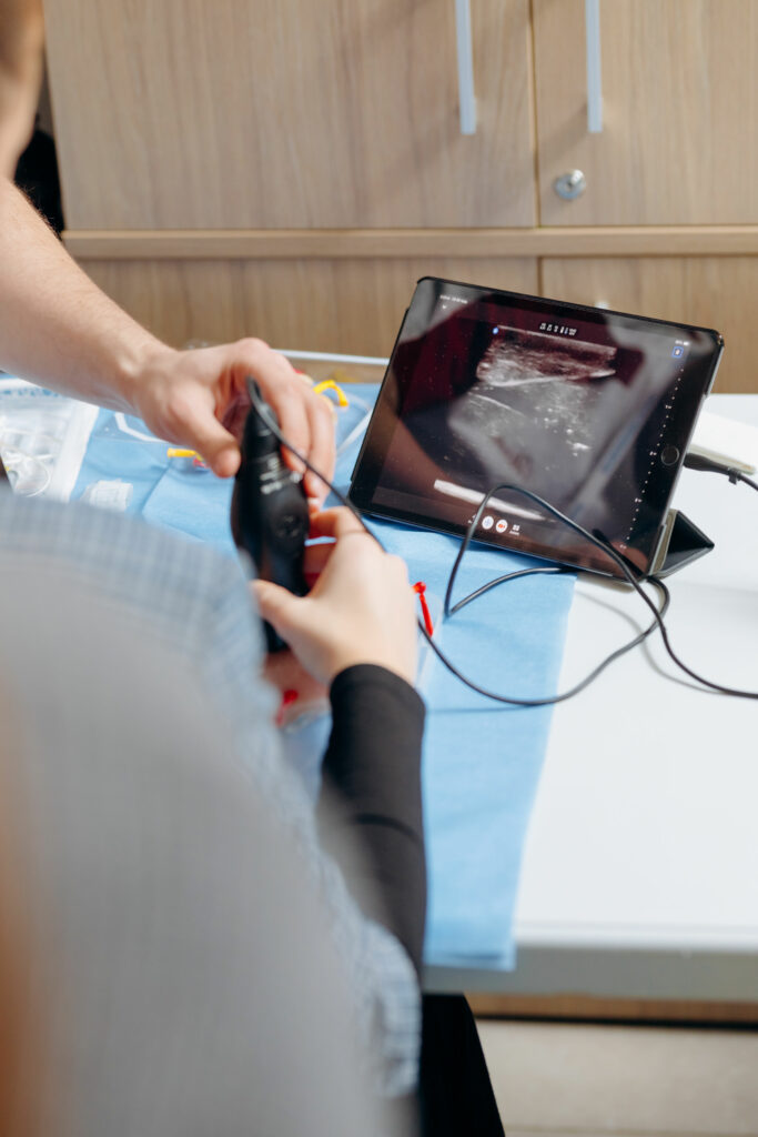 Організатори форуму відзначили, що системна практична підготовка вже дає відчутний ефект: українські лікарі дедалі частіше застосовують УЗД як доказовий інструмент, що підсилює їхню клінічну точність і впевненість. Представниця «Razom for Ukraine Лілея Джалюк наголосила, що саме тому Razom підтримує Ukrainian POCUS Society та команду Elling: їхні тренінги не просто навчають техніки, а змінюють підхід до мислення, роблячи українську медицину більш точною та сучасною. За підсумками події учасники дійшли спільного висновку: ULTRASOUND FORUM став відправною точкою для формування в Україні системного підходу до впровадження УЗД — від навчання і наставництва до нормативного врегулювання й інтеграції ультразвукової діагностики у стандарти медичної допомоги. Організатори наголосили, що справжній виклик полягає не у техніці як такій, а у зміні культури клінічного мислення. УЗД має стати таким самим природним інструментом лікаря, як фонендоскоп, а якісні рішення мають ґрунтуватися на даних.