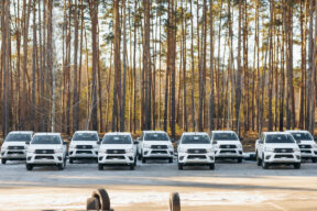 810 автомобілів для життя: історія Cars for Victory